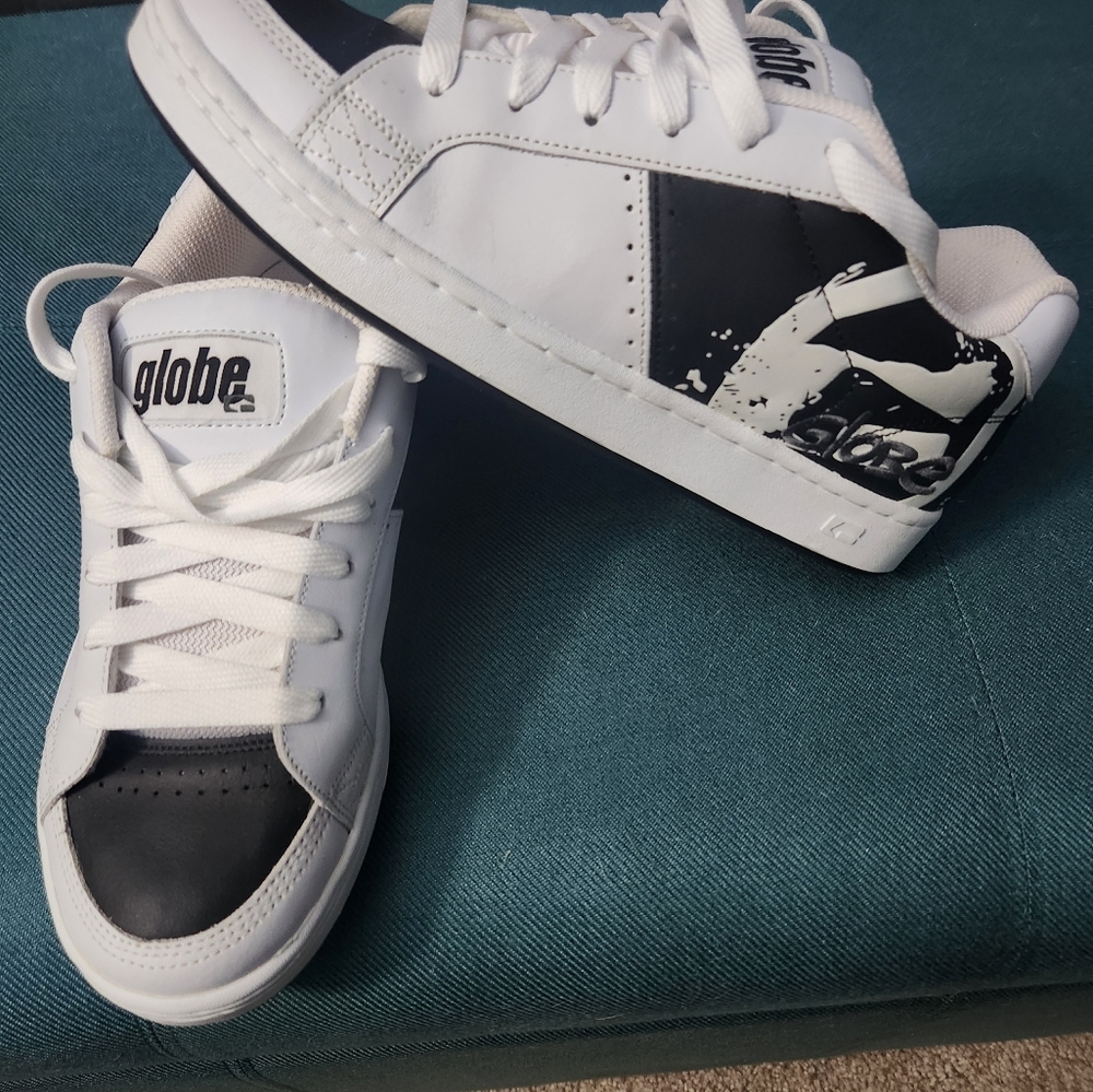 Globe skate shoes